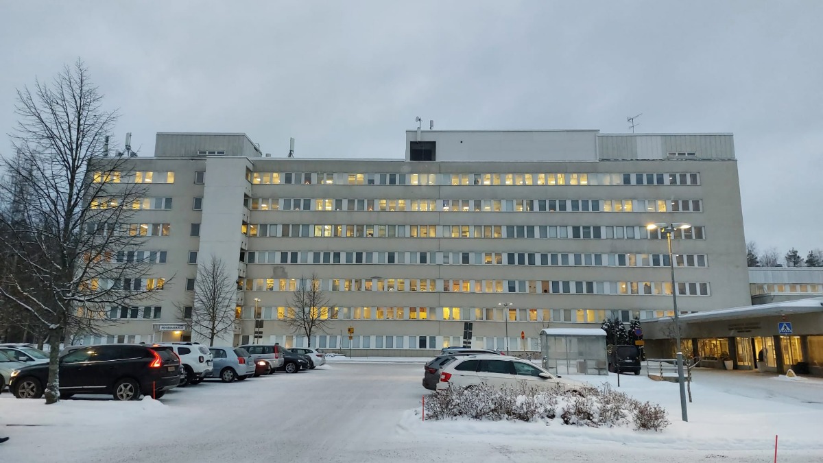 Riihimäen sairaala kuvattuna parkkipaikalta päin.